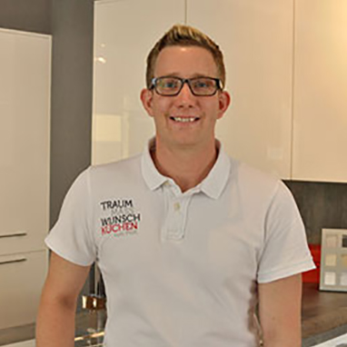 WEBgarten - Webdesign - Braunau | Porträt von Michael Probst in einer modernen Küchenumgebung für die Website von Michis Wohnwerk, ein Referenzprojekt für exklusives Küchendesign von WEBgarten.