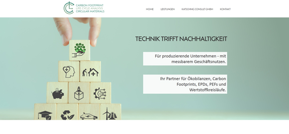 WEBgarten - Webdesign - Braunau | Referenz Webseite von Katschnig Consulting mit dem Slogan „Technik trifft Nachhaltigkeit“. Das Titelbild zeigt eine Hand, die einen Holzbaustein auf eine Pyramide aus weiteren Bausteinen setzt, welche mit Symbolen zu Themen wie Ökologie, Wirtschaft und Kreislaufwirtschaft bedruckt sind.