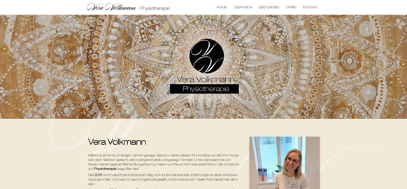 WEBgarten - Webdesign - Braunau | Referenz Webseite von Vera Volkmann Physiotherapie mit einem künstlerischen Mandala-Hintergrund in Erdtönen und einem Porträt der Therapeutin.